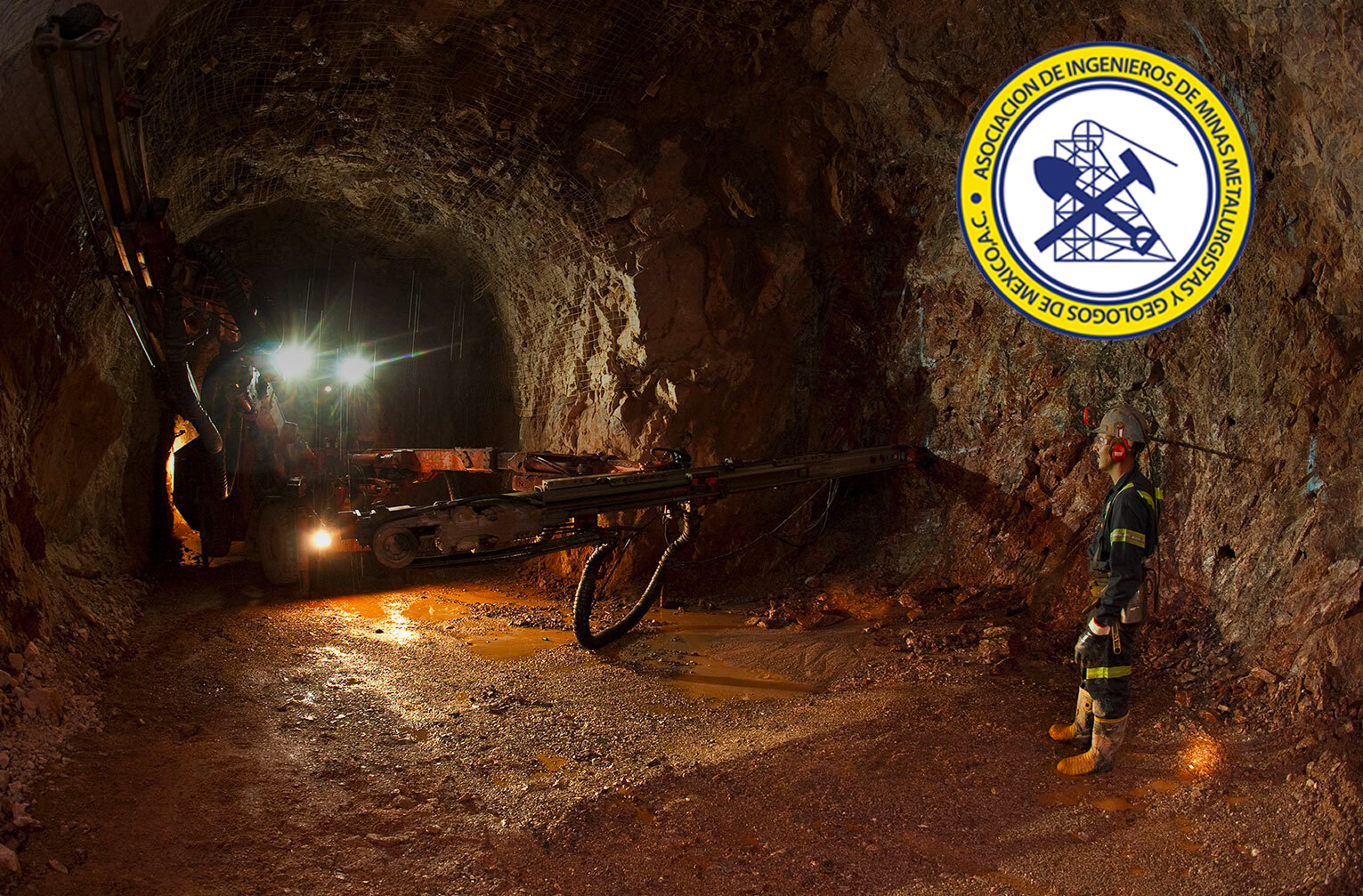 Trabajador minero dentro de una mina además del logo de AIMMGM en México